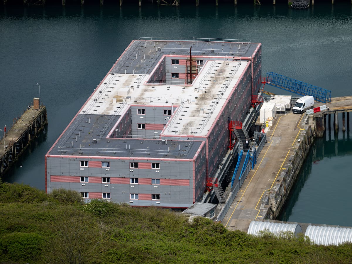 Reportaje EP123 | Un barco-prisión para frenar migrantes