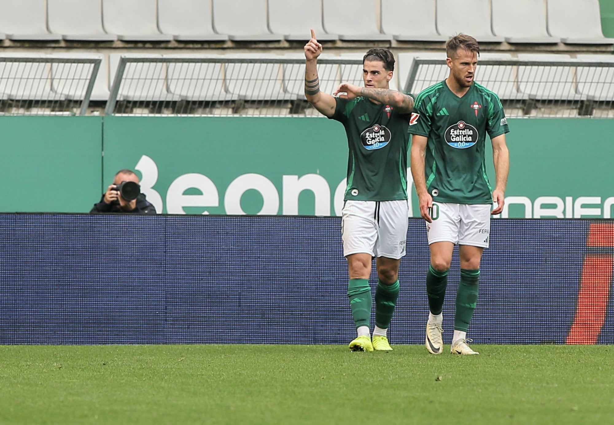 Eneko Jauregi celebra junto a Josep Señé su gol en el Racing-Elche de A Malata (foto: Cadena SER)