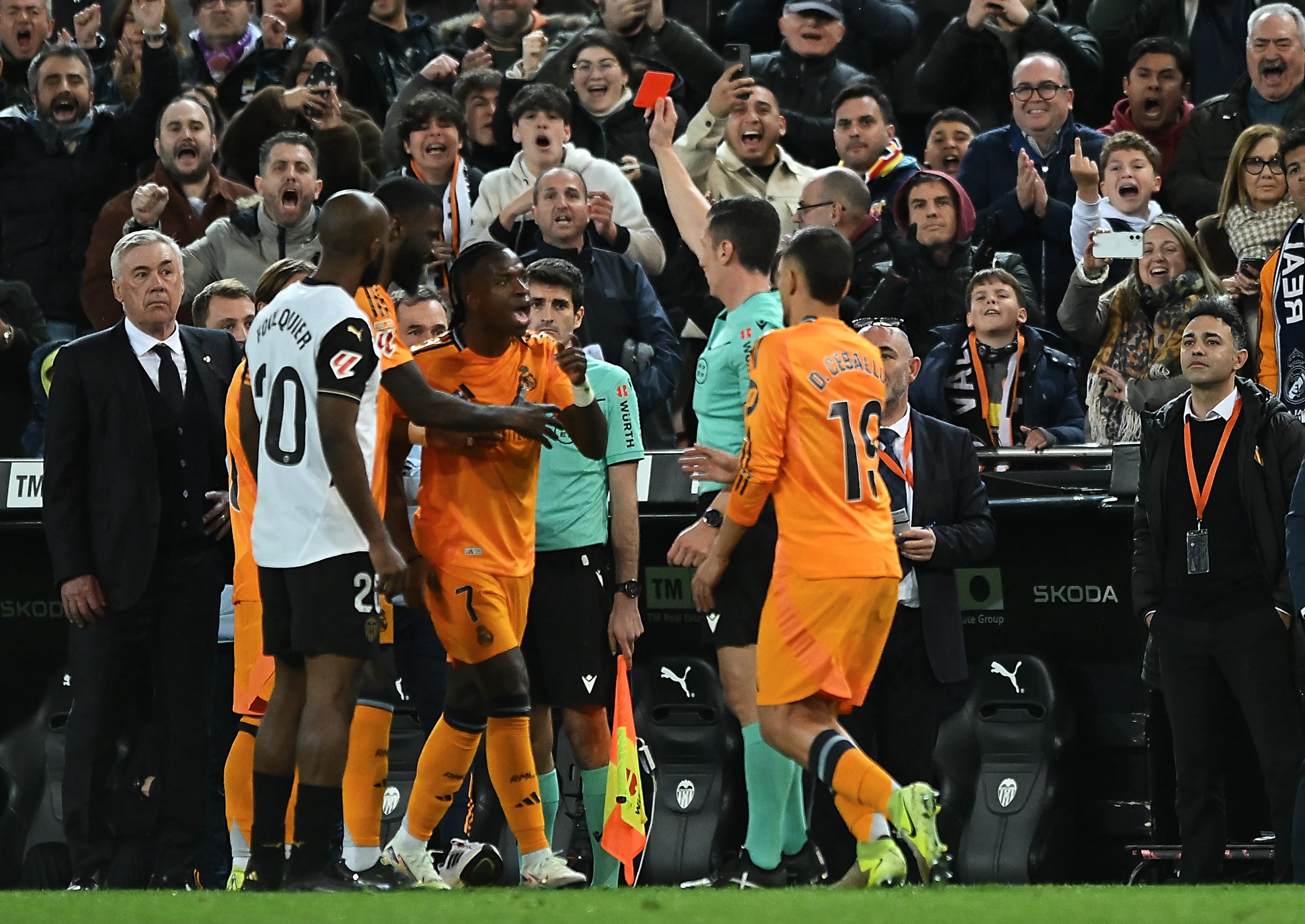 El colegiado César Soto Grado expulsa a Vinicius Junior.