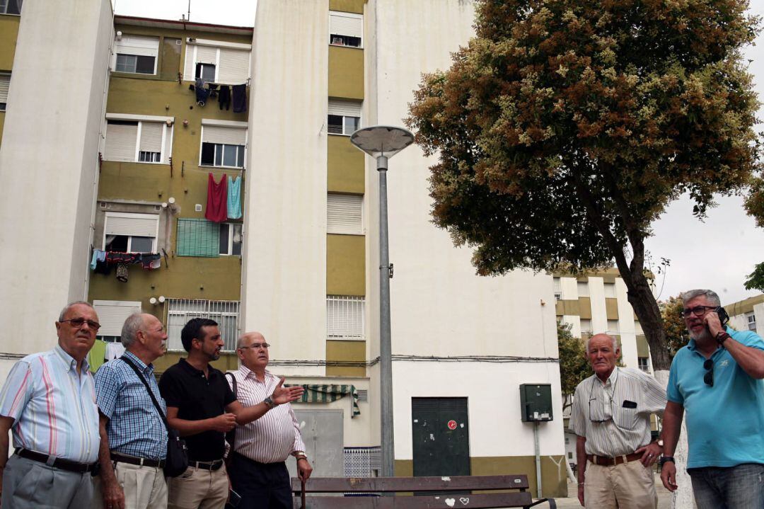 José Antonio Díaz durante la visita a una barriada jerezana