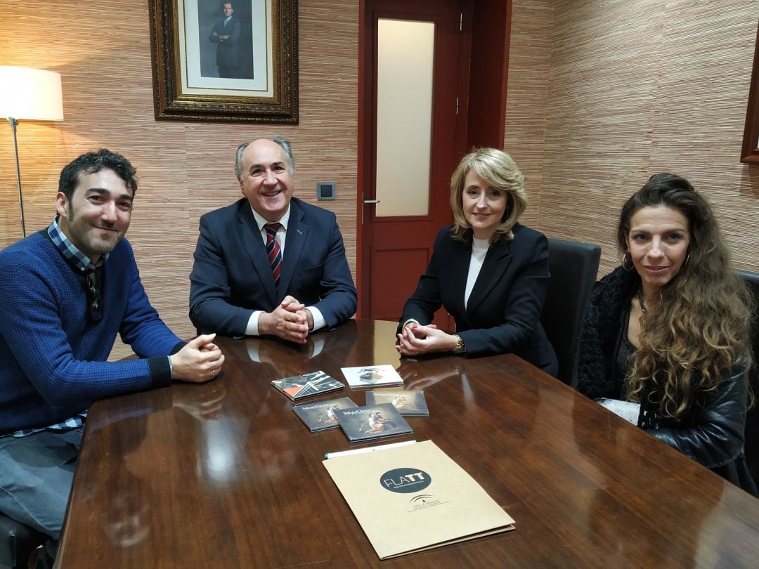 El guitarrista y compositor José Manuel León, el alcalde de Algeciras, José Ignacio Landaluce, la concejal de Cultura Pilar Pintor y la cantaora Alicia Carrasco, durante la presentación de los proyectos flamencos en el Ayuntamiento de Algeciras.