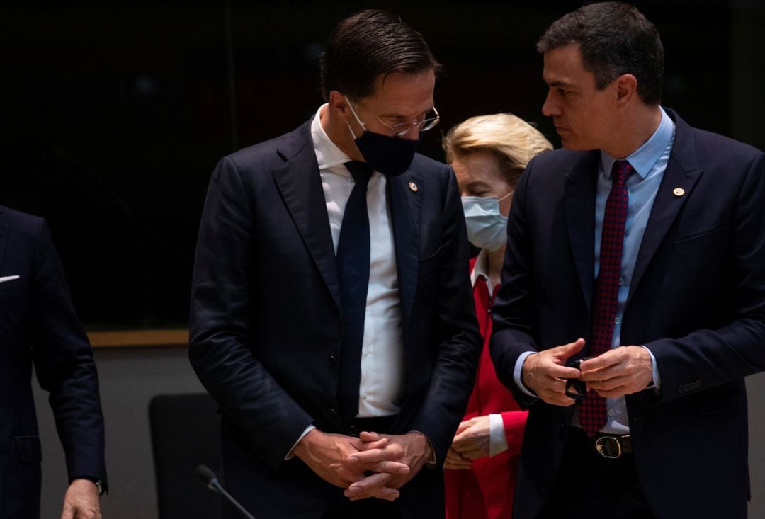 El primer ministro holandés, Mark Rutte, y el presidente español, Pedro Sánchez, conversan en la cumbre de Bruselas.