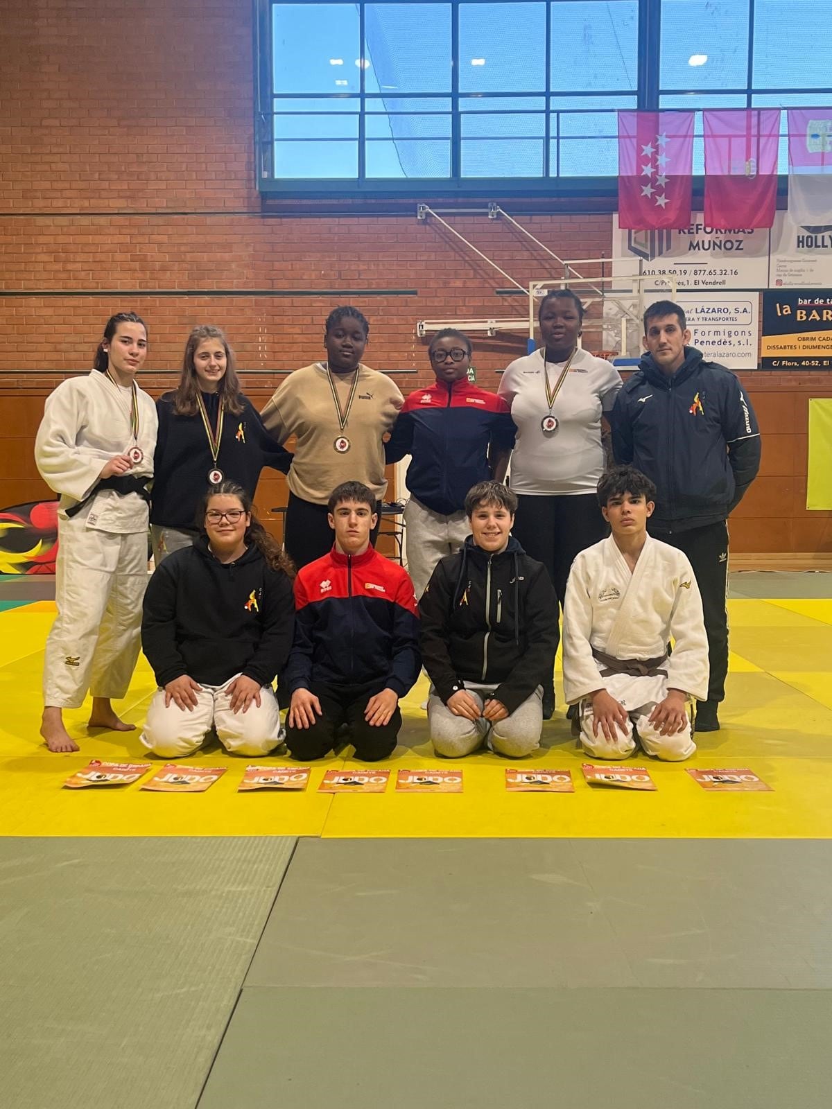 En la competición participaron 10 judocas del Club Judo Binéfar y uno del Tamarite Club de Judo junto con sus técnicos. Foto: CJB