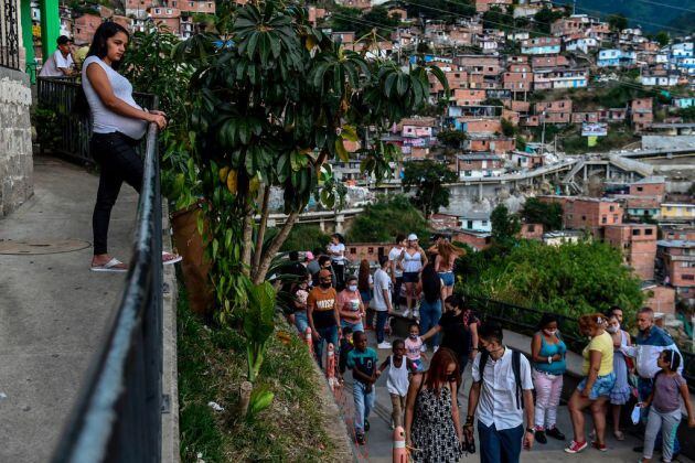 Turistas y lugareños en el barrio Comuna 13, parte de la reactivación del sector turístico en Medellín