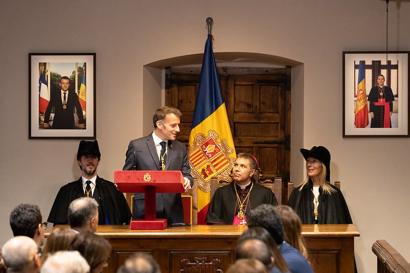 La imatge inèdita dels dos coprínceps asseguts conjuntament al Consell General