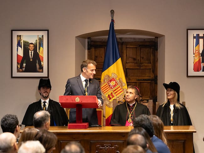 La imatge inèdita dels dos coprínceps asseguts conjuntament al Consell General