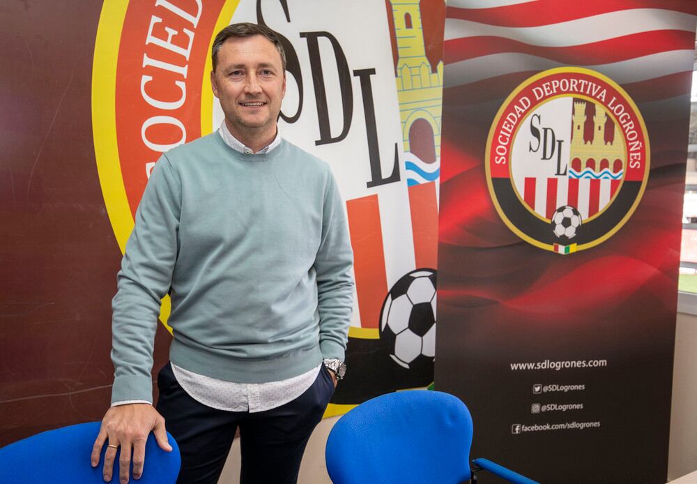 Raul Llona, técnico de la SD Logroñés. / SDL