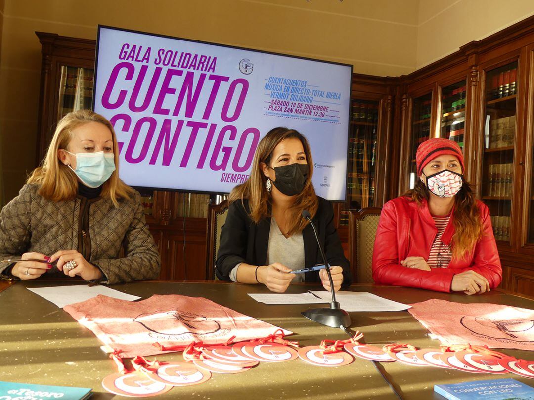 Patricia del Río, gerente de la Asociación Amanecer (izq.), Ana Peñalosa, concejal Servicios Sociales (centro) y Beatriz Maroto, fundadora Cuento Contigo Siempre (drcha). 