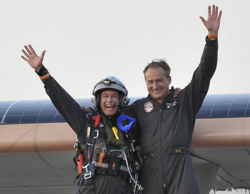 André Broschberg, piloto y jefe ejecutivo del avión solar &#039;Solar Impulse&#039; y Bertrand Piccard, fundador, presidente y piloto, saludan tras el aterrizaje del avión solar experimental &quot;Solar Impulse&quot;, en la base de Payerne, Suiza.