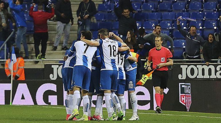 Los jugadores del Espanyol celebran la remontada ante el Betis