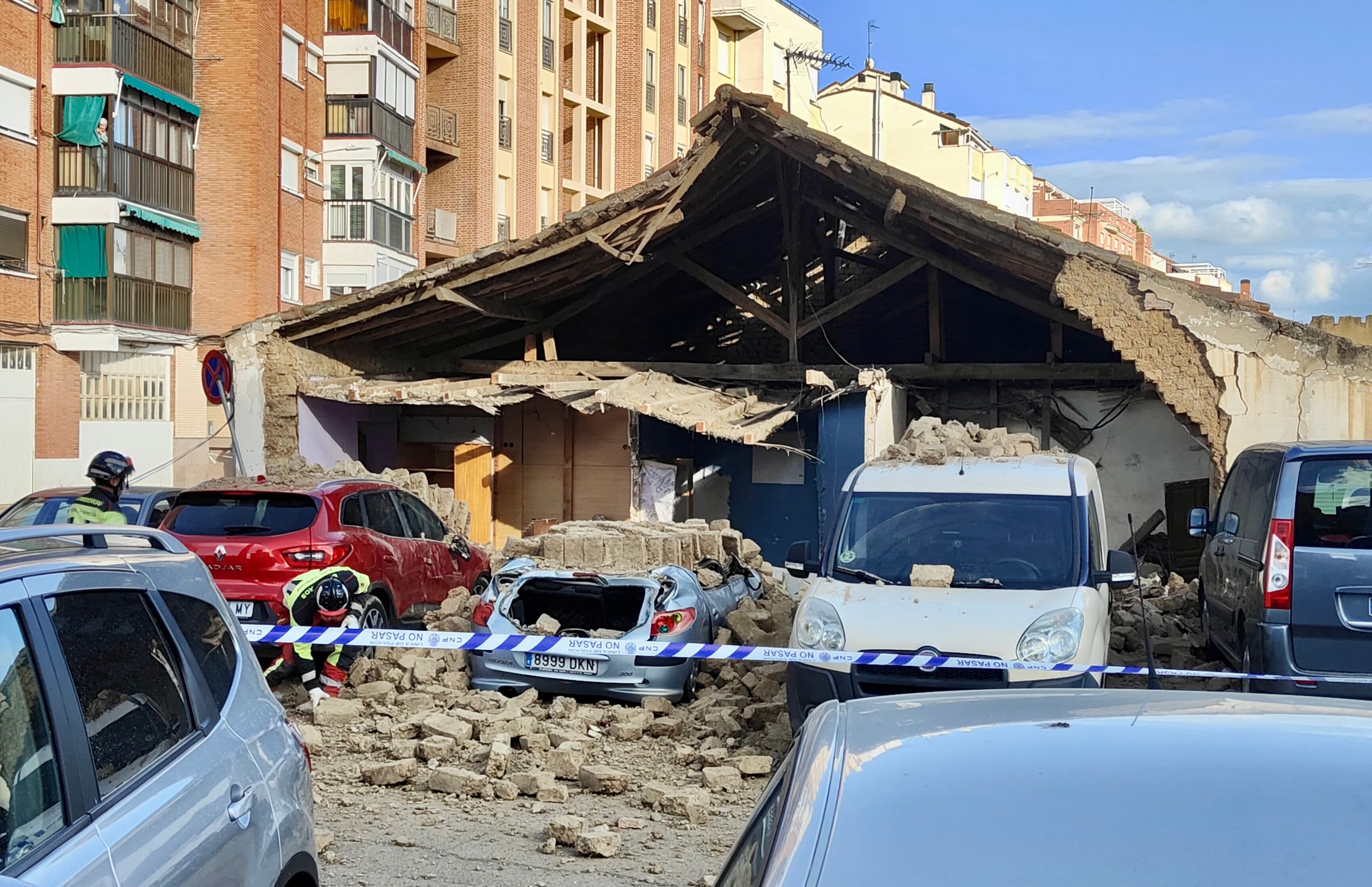 Se derrumba parte de una vivienda y un corral a la altura de la calle San Antonio, en la capital palentina, y daña varios vehículos estacionados en la vía pública.