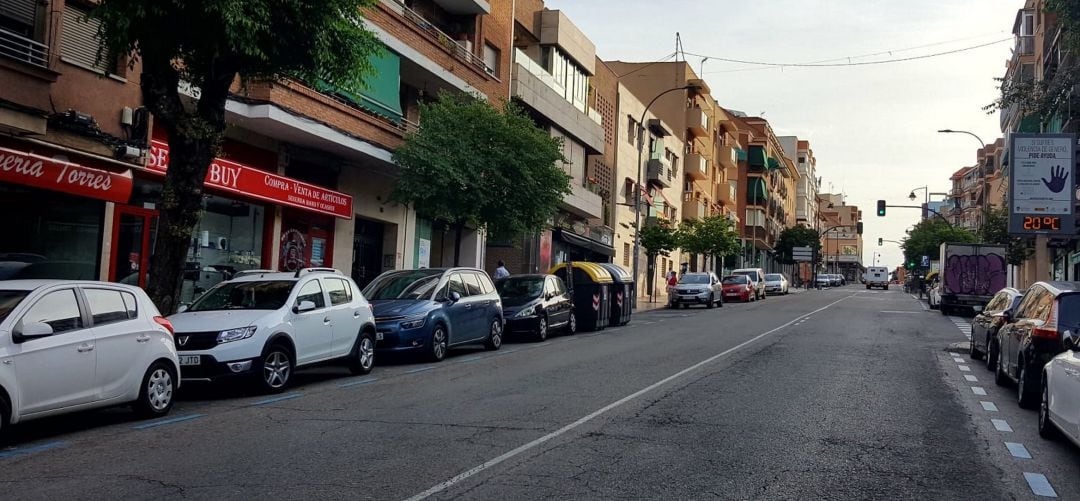 Vehículos estacionados en la calle Real