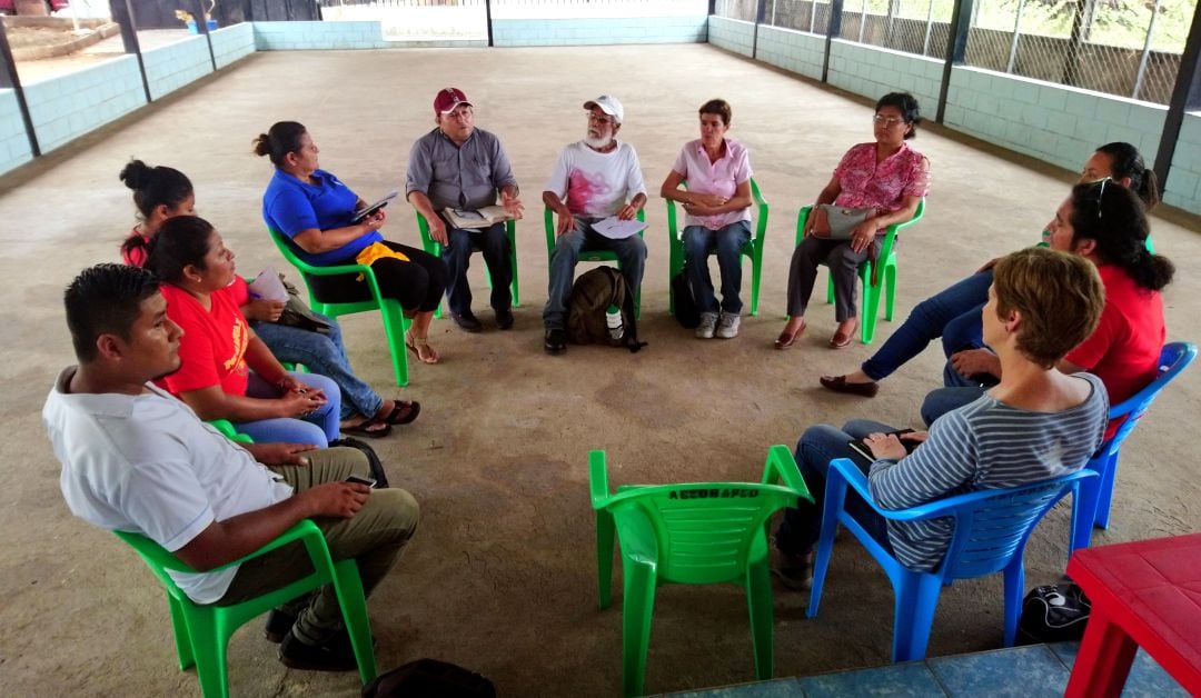 Imagen de una visita del Fons a uno de sus proyectos de cooperación internacional