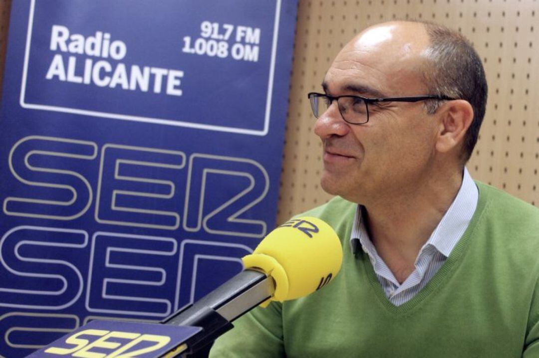 Manuel Palomar, en los estudios de Radio Alicante