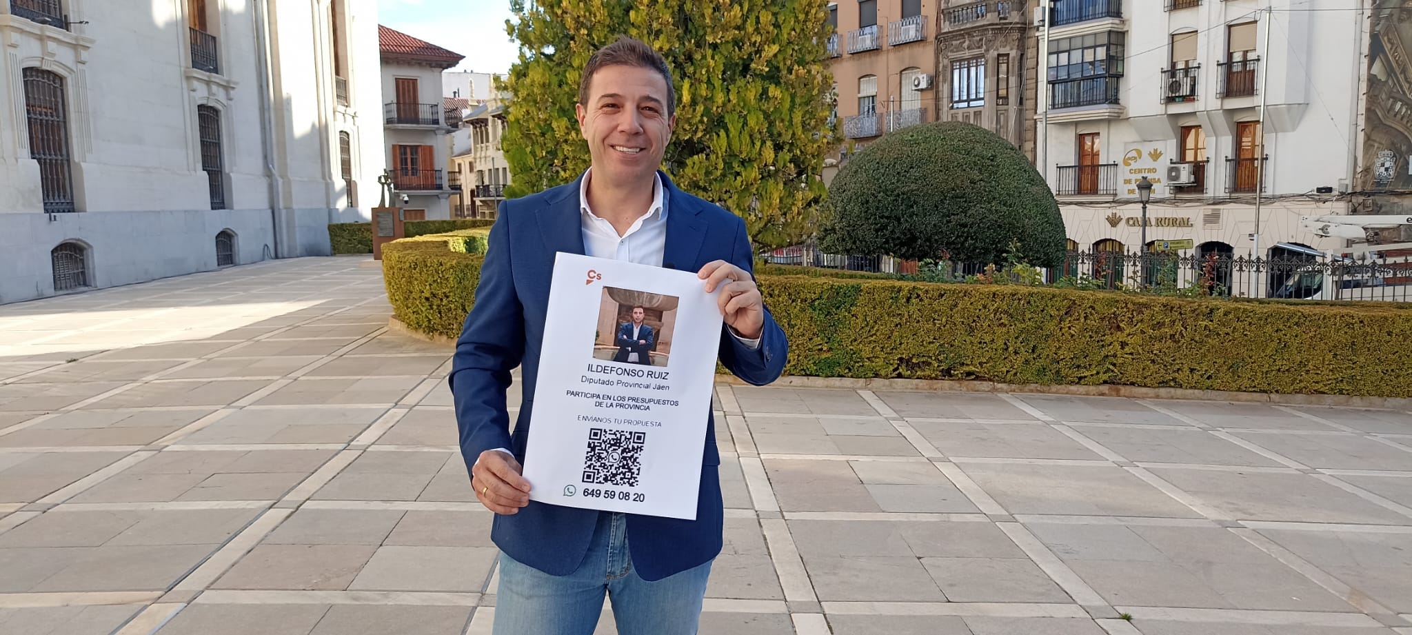 El diputado provincial de Cs, Ildefonso Ruiz, sostiene el cartel de la campaña sobre los presupuestos de la Diputación.