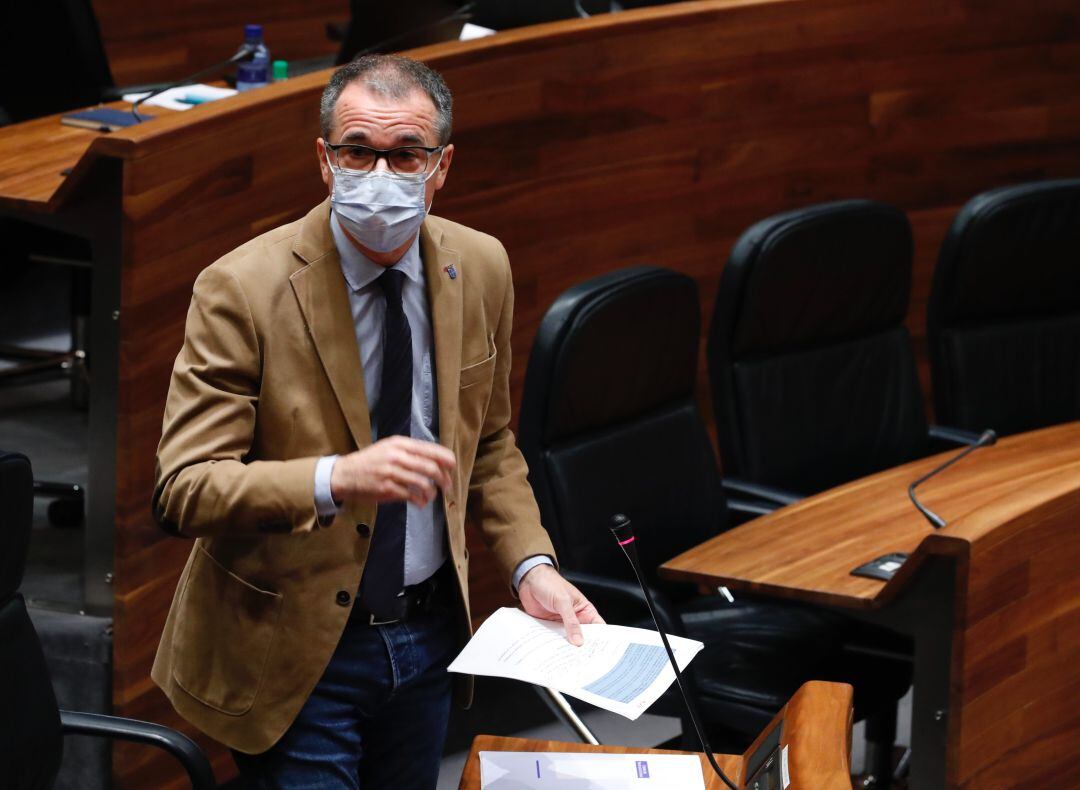 El consejero de Salud, Pablo Fernández Muñiz contestado en el Pleno de la Junta General a las preguntas de la oposición.