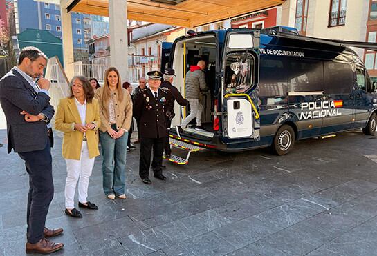 Momento de la presentación del servicio de expedición de DNI y pasaporte en Ermua