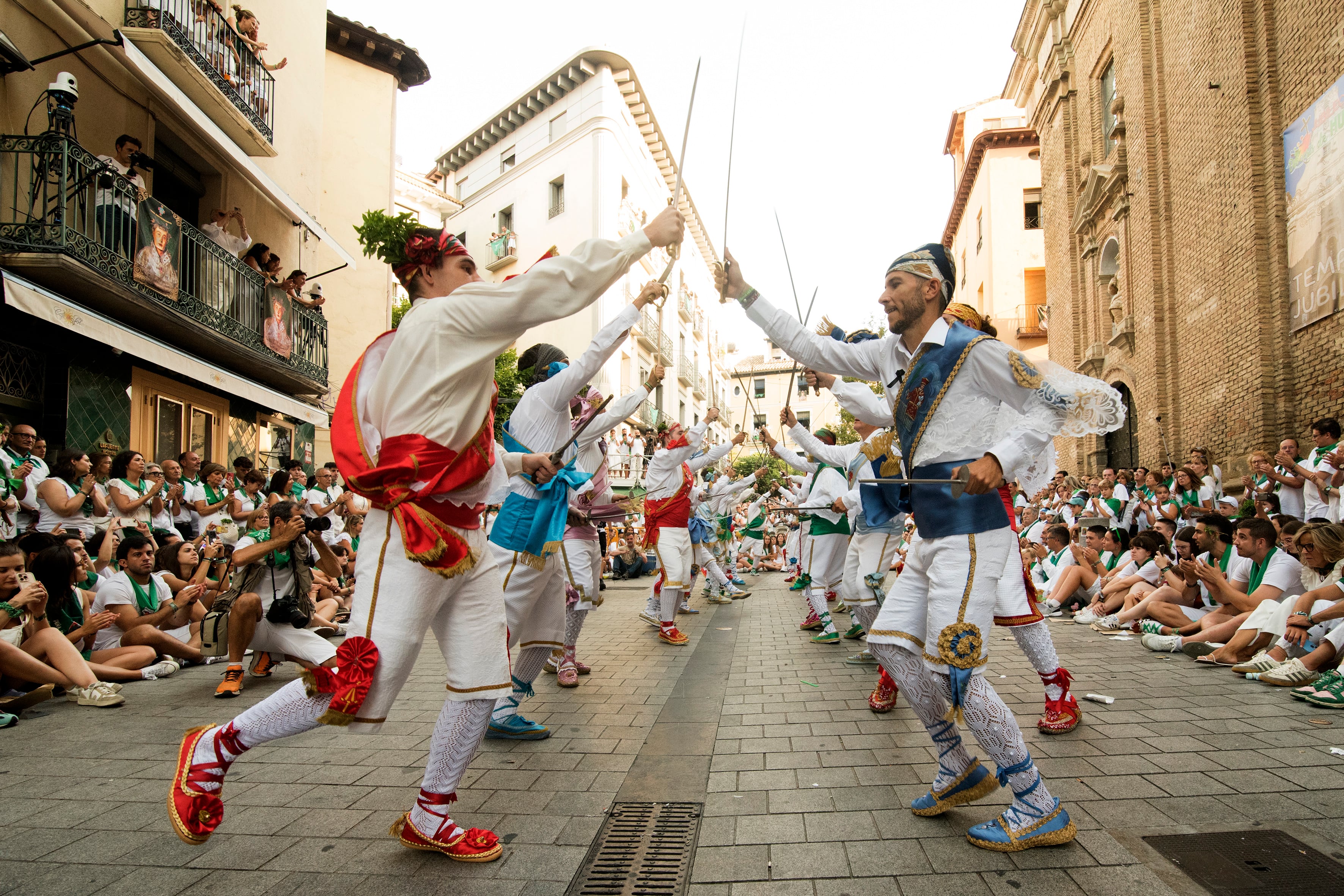 Actuación de los danzantes en la mañana de San Lorenzo