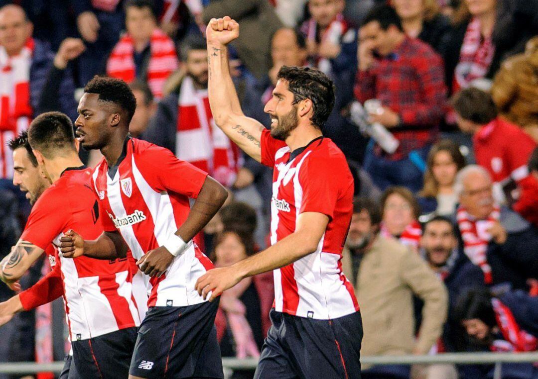 El centrocampista del Athletic, Raúl García (d), celebra el primer gol del equipo bilbaino durante el encuentro correspondiente a la jornada 25 de primera división que disputan frente al Eibar en el estadio de San Mamés, en Bilbao