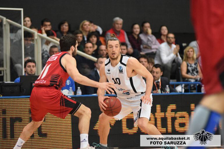 Tomás Bellas dirige un ataque del CAI Zaragoza en el Pala Trento