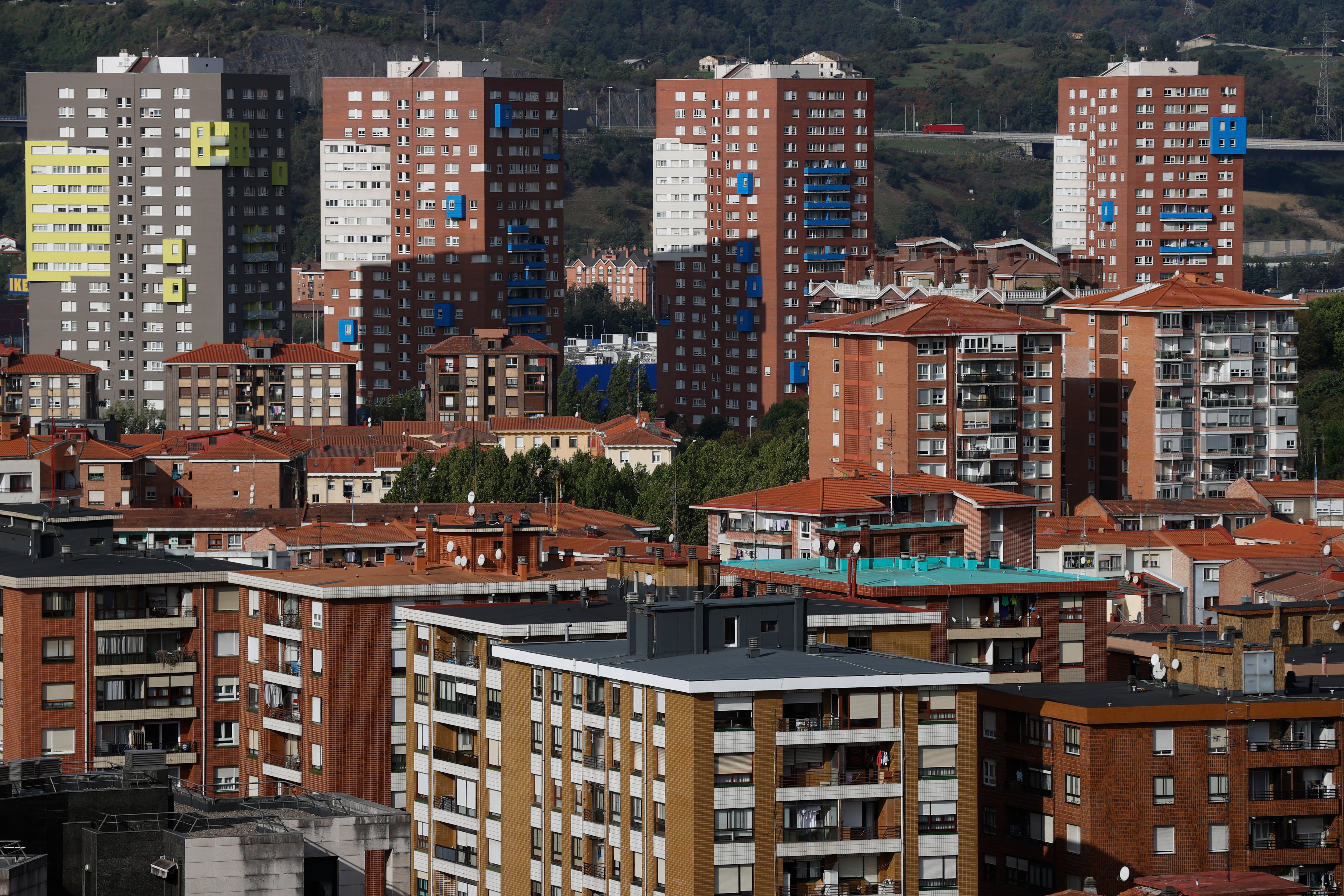 Vista parcial de un grupo de viviendas en Barakaldo (Vizcaya). EFE/Miguel Toña