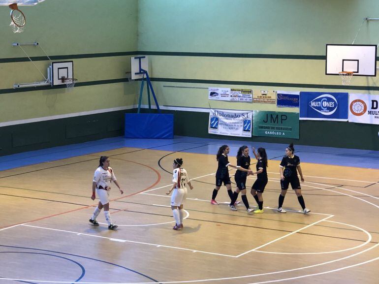 Las jugadoras del Joventut celebran un gol en la pista del Quijote Futsal