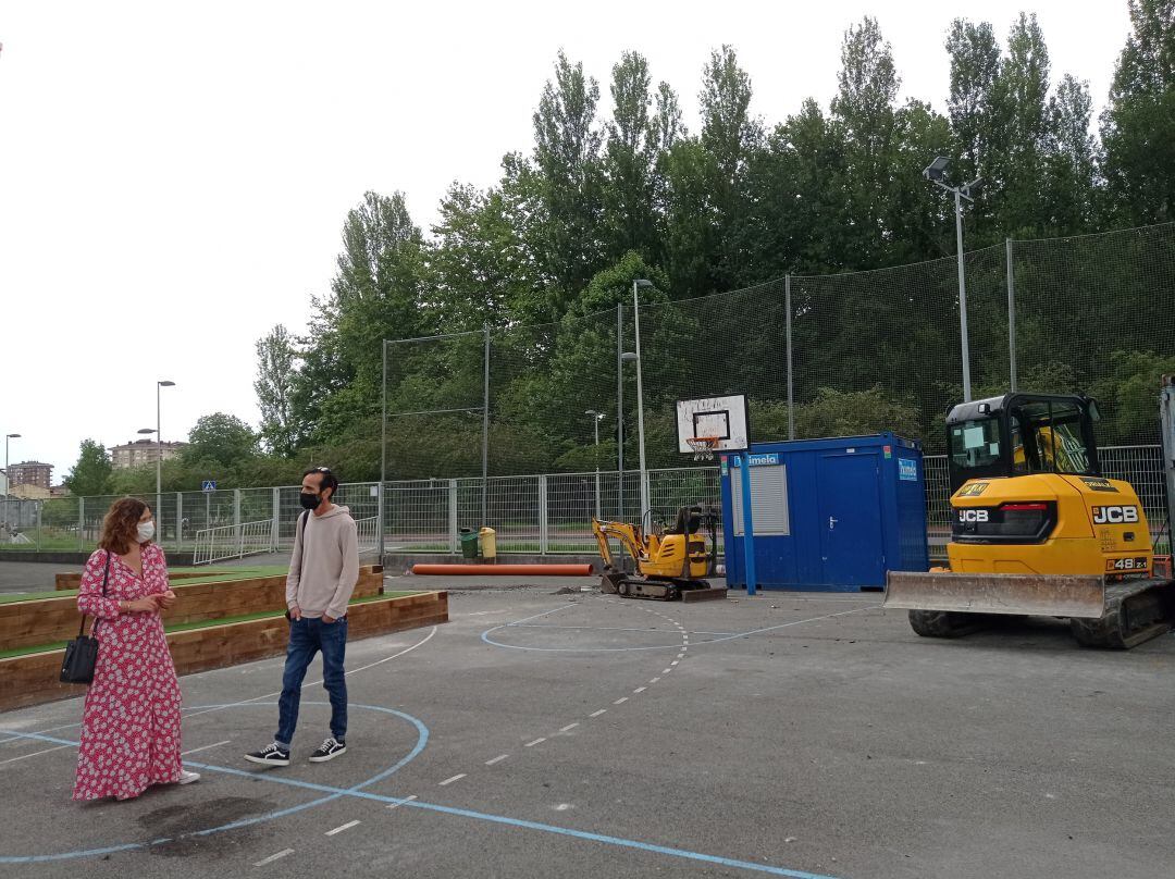 La delegada de Obras, Cristina Laborda, y el delegado de Educación, Santi Jiménez