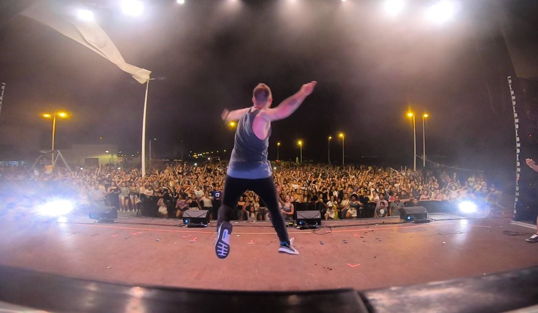 Óscar Martínez, dj de Los40, animando al público asistente a Los40 Summer Live en La Manga