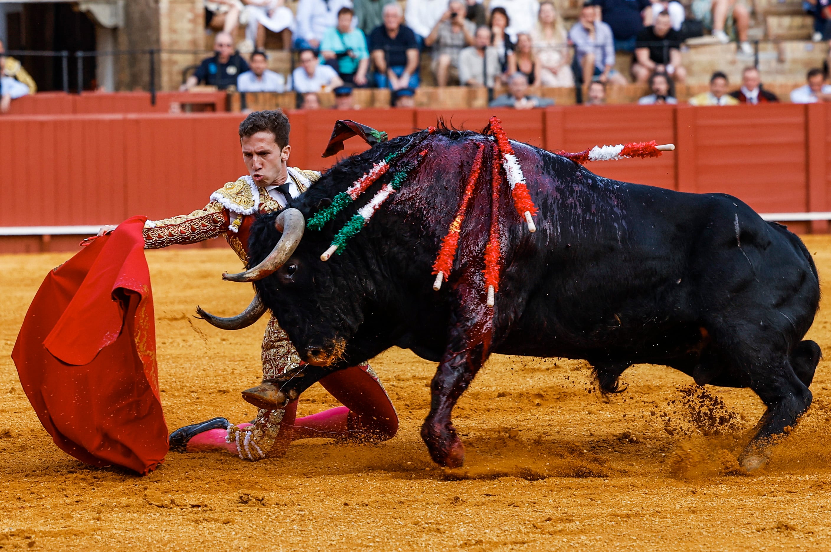 SEVILLA, 07/04/2024.- El diestro Juan García &#039;Calerito&#039; da un pase con la muleta al primero de los de su lote, durante la corrida celebrada este domingo en la plaza de toros de La Maestranza, en Sevilla. EFE/Julio Muñoz
