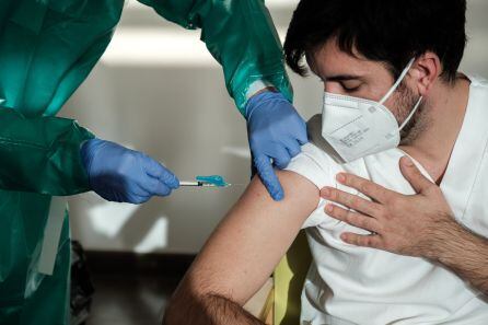 Primer profesional vacunado