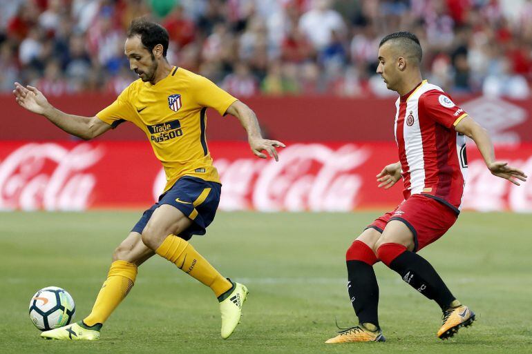 Borja Garcia del Girona y Juanfran, del Atlético de Madrid, durante el partido de liga que ambos equipos han disputado esta tarde en el estadio de Montilivi de Girona