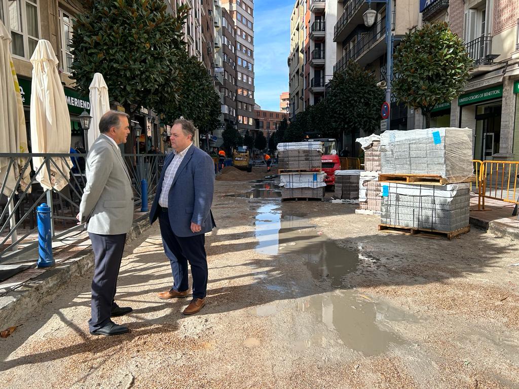 El alcalde, José Julián Gregorio, junto al concejal de Urbanismo, Benedicto García, visitando las obras de la calle Prado.