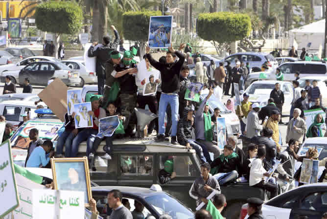 Simpatizantes del Gobierno libio corean consignas durante una manifestación convocada en Trípoli (Libia) el pasado jueves.