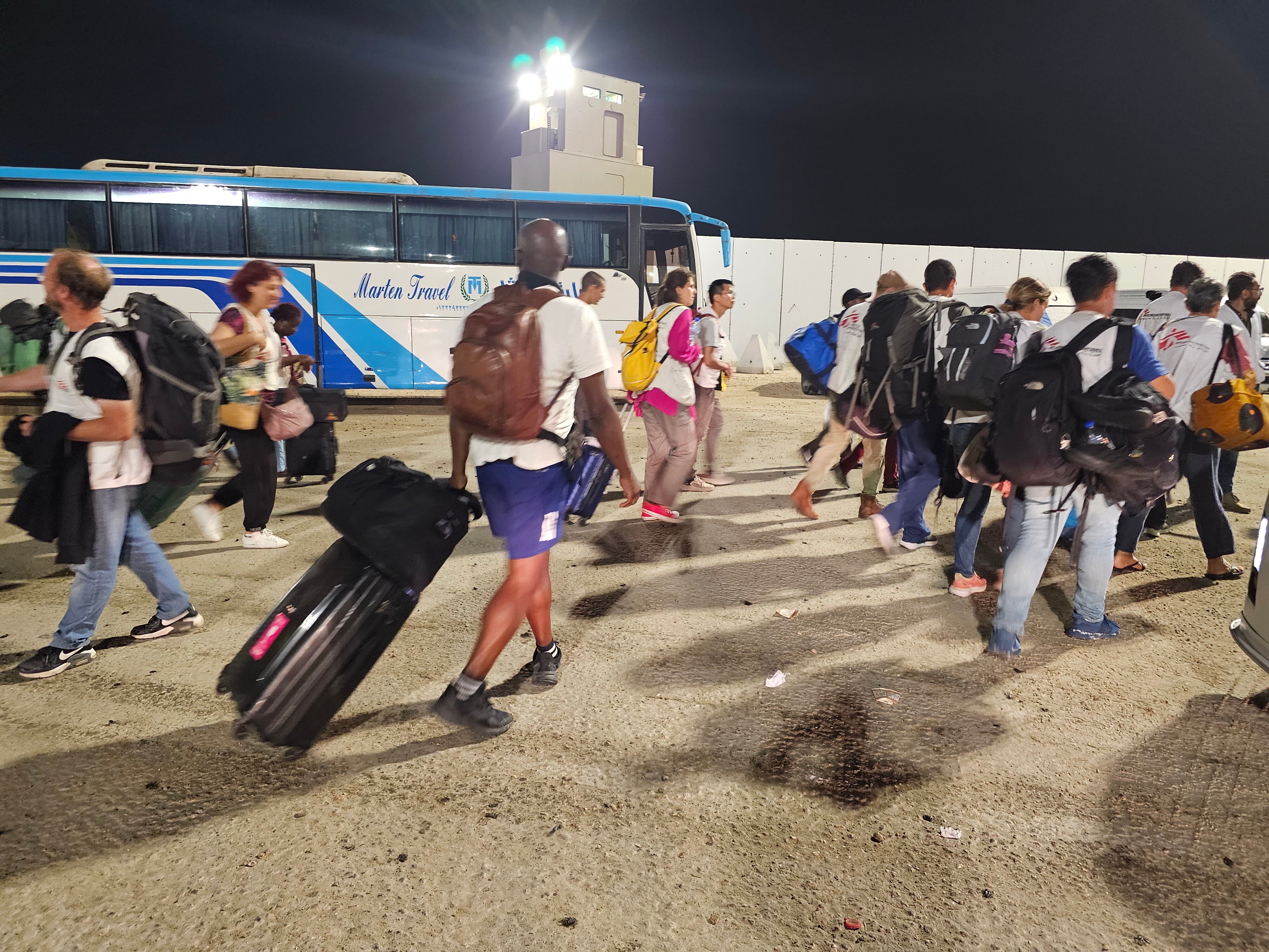 Evacuados de Gaza a través del paso de Rafah.