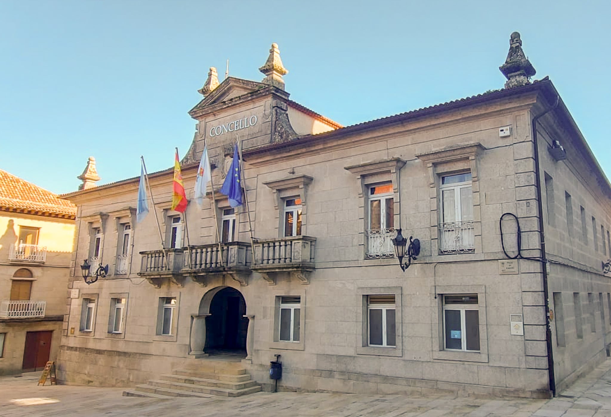 Fachada principal de la Casa del Concello de Tui