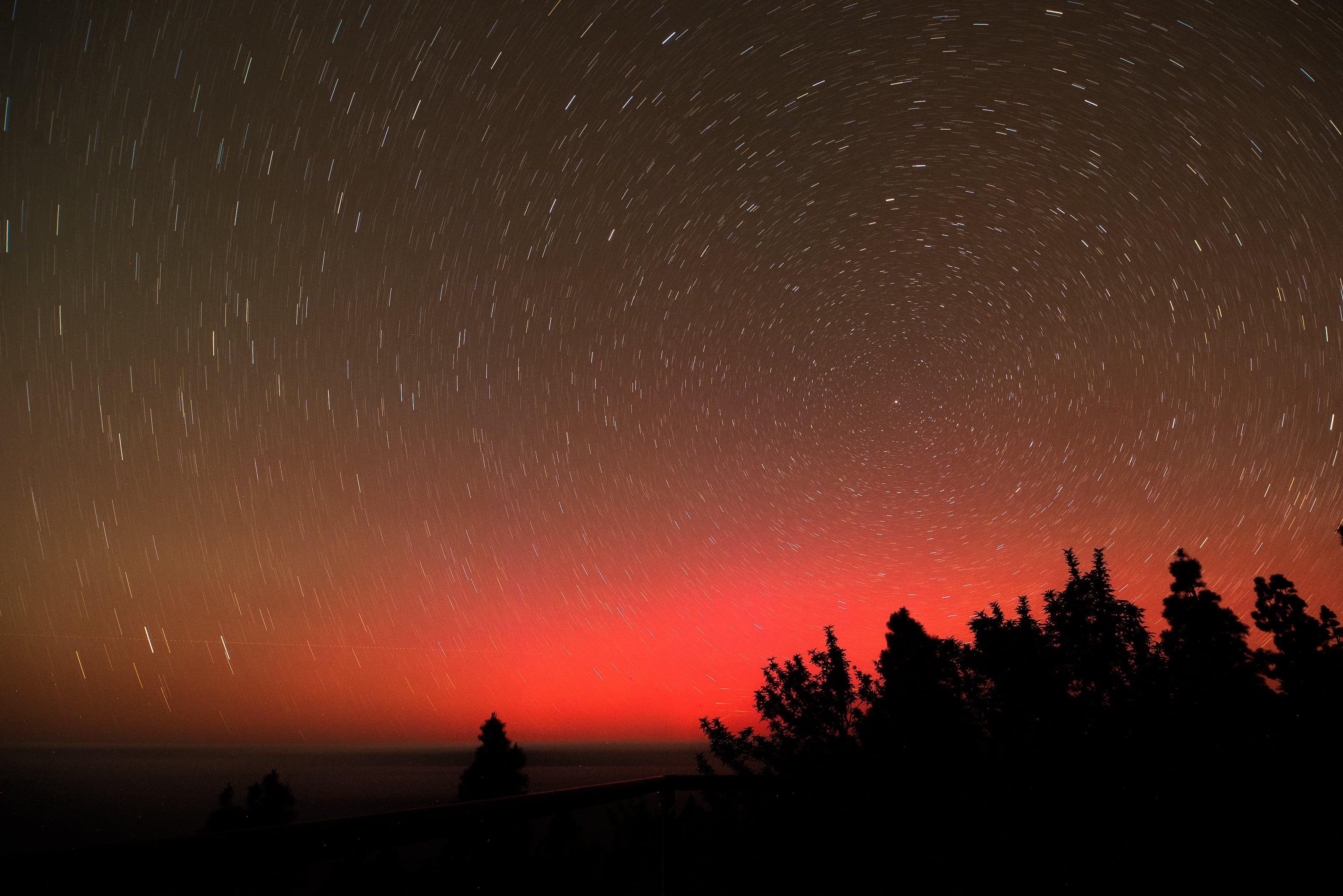 LA PALMA, 11/05/2024.- La tormenta solar de este viernes ha dejado insólitas imágenes de Aurora boleares en Canarias a una latitud de 28. EFE/ Miguel Calero
