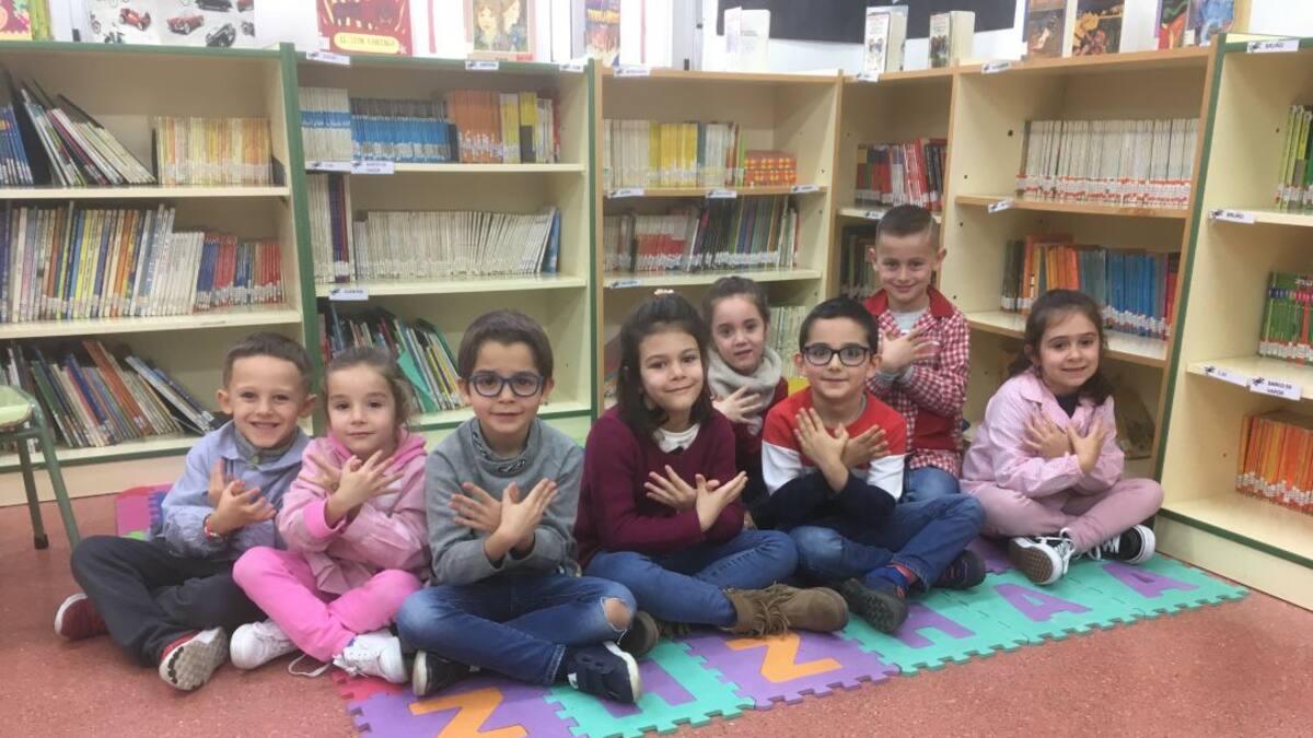 Nos sentamos en los pupitres del Colegio San Mateo