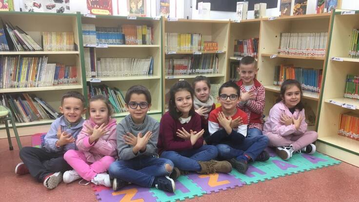 Nos sentamos en los pupitres del Colegio San Mateo