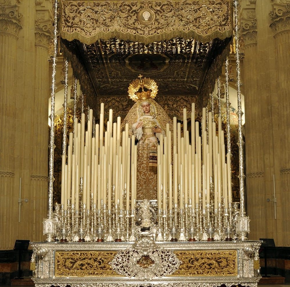 La Virgen del Socorro en su paso de palio forma parte de la exposición en la Catedral