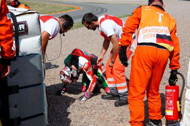 Aleix Espargaró intenta levantarse después de sufrir una fuerte caída