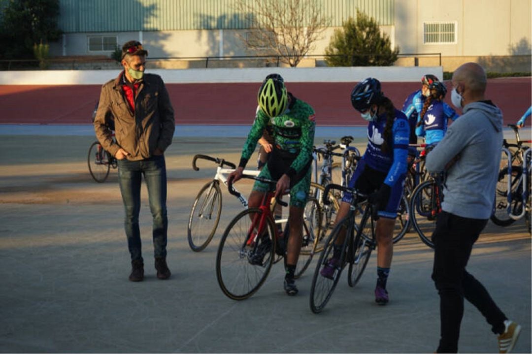 Miguel Fernández con un grupo de ciclistas