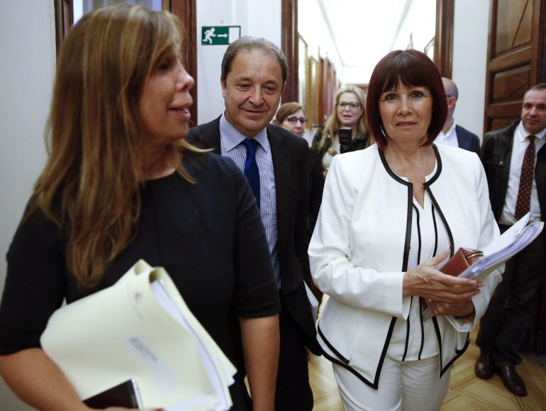 La secretaria primera del Congreso, la diputada del PP Alicia Sánchez-Camacho (i), la vicepresidenta segunda, Micaela Navarro (PSOE), y el secretario segundo, Juan Luis Gordo (PSOE), a su llegada a la reunión de la Mesa de la Cámara