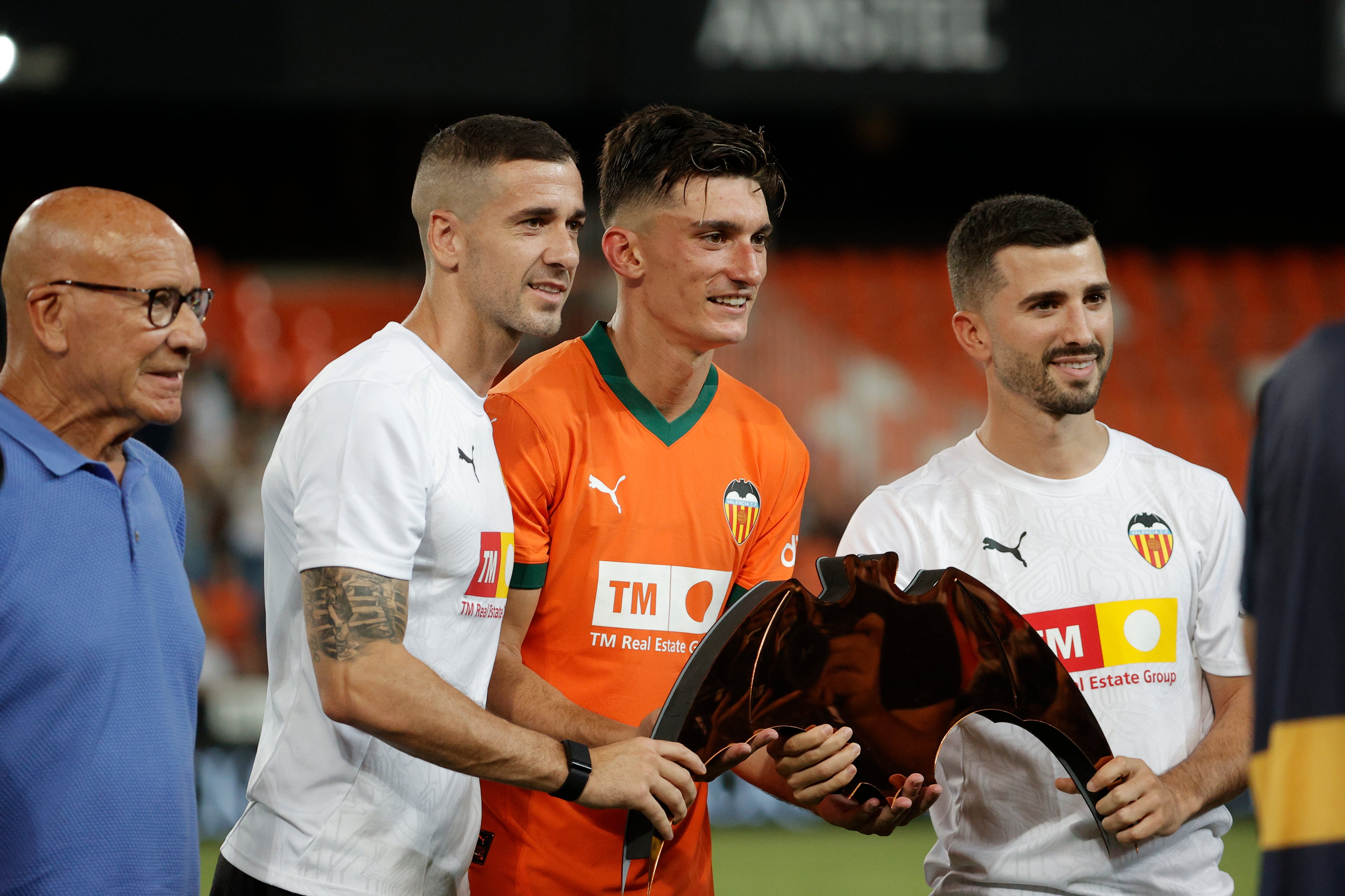 VALENCIA, 10/08/2024.- Los capitanes del Valencia CF (i-d) Jaume Domenech, Pepelu y José Gayá con el Trofeo tras el partido del Trofeo Naranja que disputaron Valencia CF y Eintracht Frankfurt hoy sábado en el estadio de Mestalla, en Valencia. EFE/Manuel Bruque
