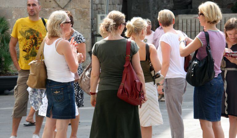 Un grup de turistes en un carrer de Barcelona