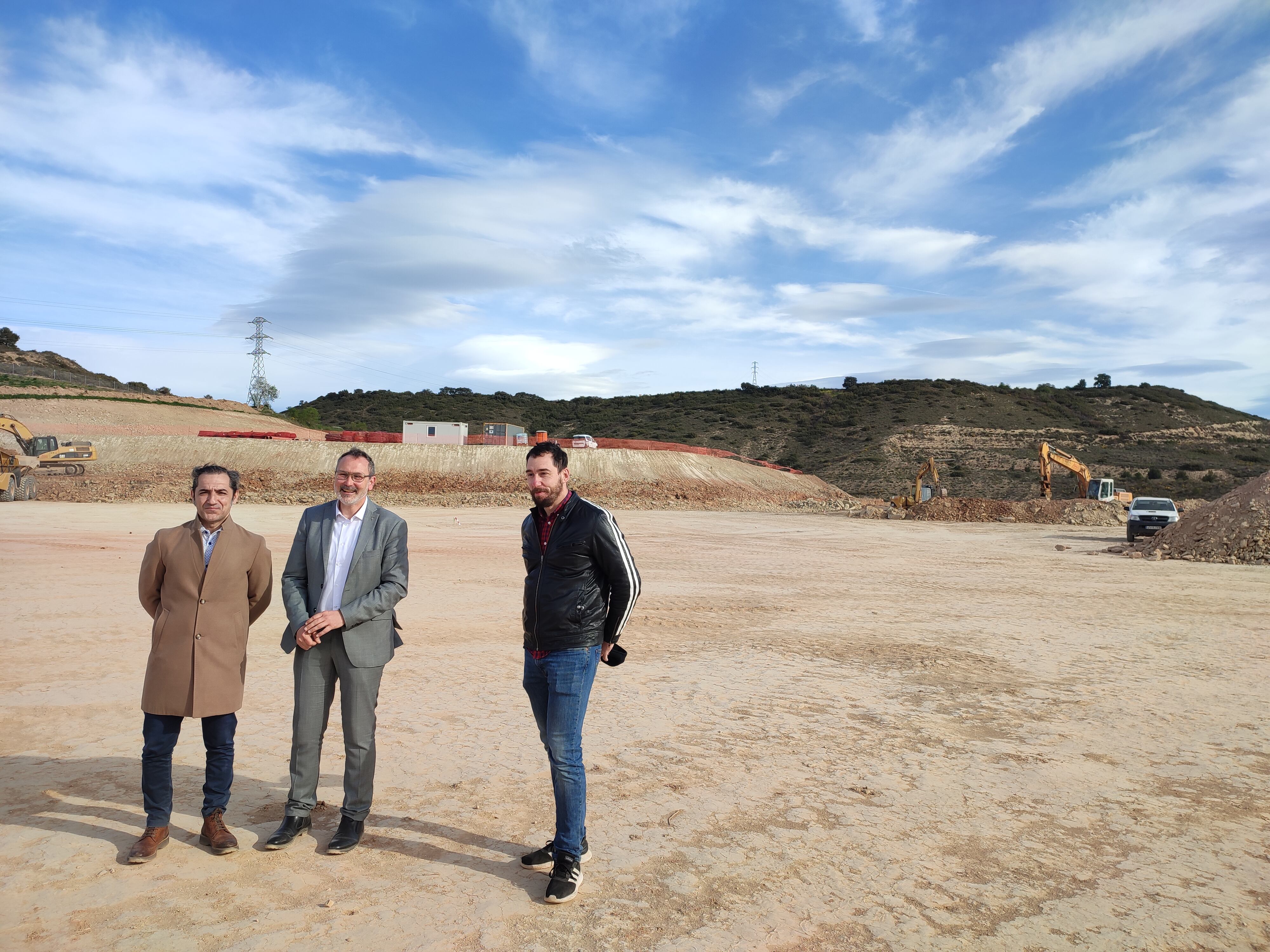Visita de Rubén Antoñanzas, concejal de Deportes, a las obras de la ciudad deportiva, acompañado por Juanjo Guerreros, vicepresidente del club. / AYTO Logroño