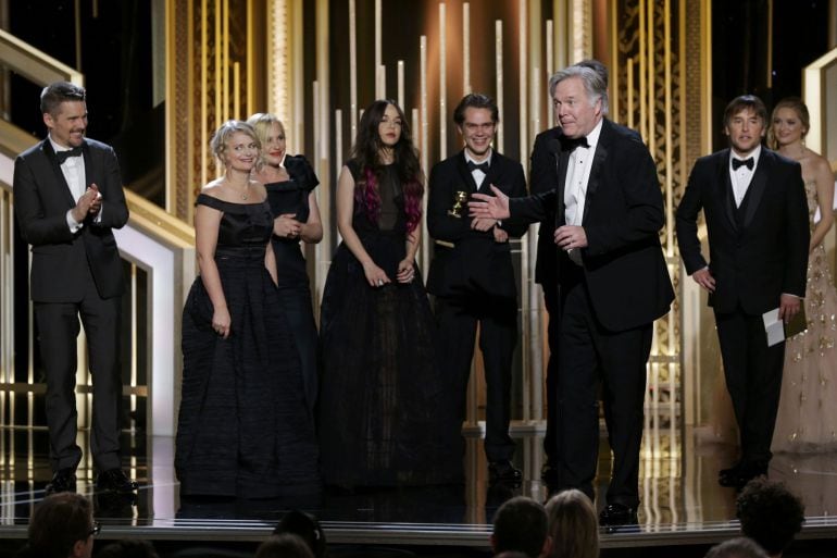 Producer Jonathan Sehring (3rd R) accepts the Golden Globe Award for Best Motion Picture - Drama for &quot;Boyhood&quot; at the 72nd Golden Globe Awards in Beverly Hills, California January 11, 2015.  REUTERS/Paul Drinkwater/NBC/Handout  (UNITED STATES - Tags: Ente