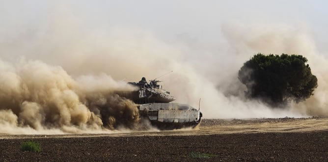 Uno de los blindados israelí junto a la frontera de la Franja de Gaza.