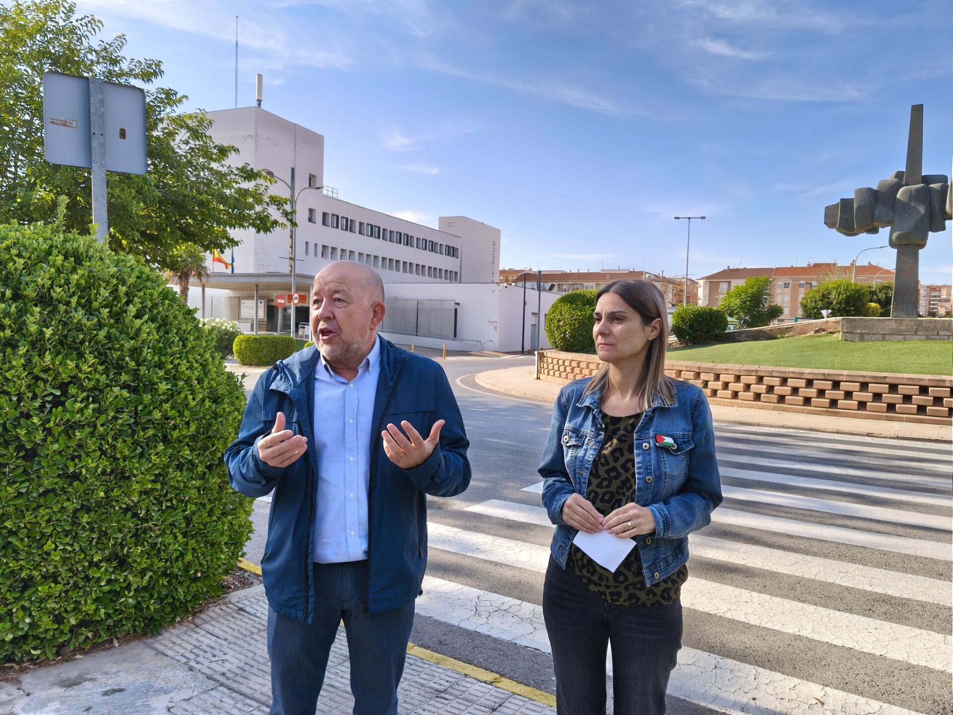 Cristóbal Ruiz, secretario General y Portavoz Municipal PSOE Yecla y la concejal socialista, María José Gómez, frente al hospital de Yecla