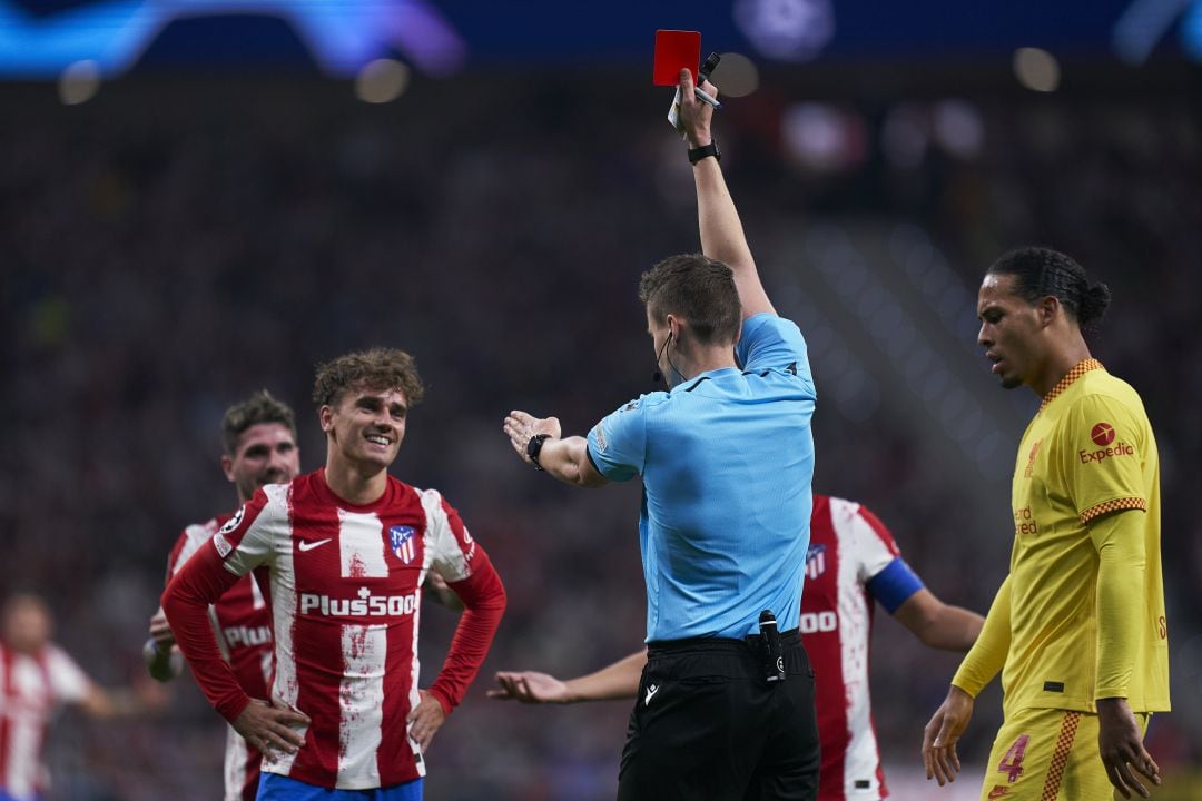 El momento de la expulsión de Griezmann. 