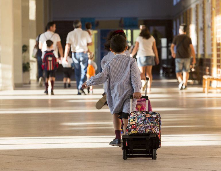 Alumnos de infantil en su primer día de clase.